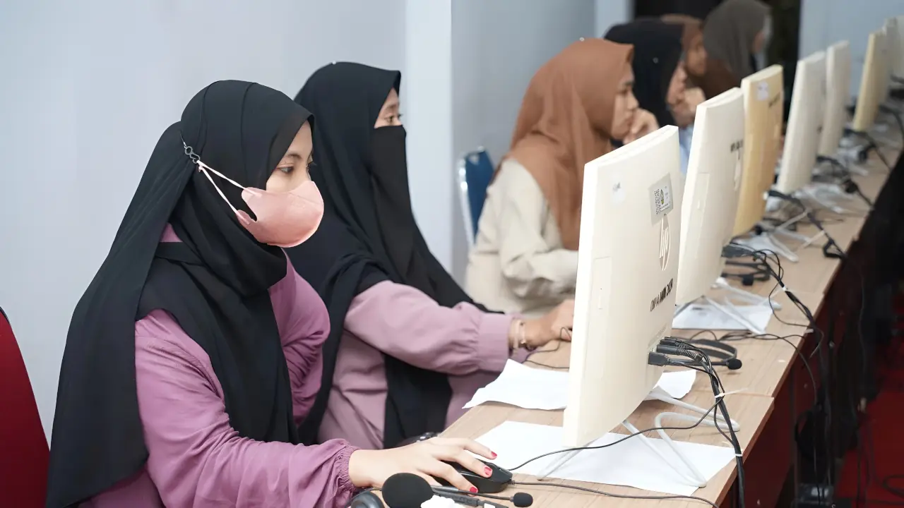 peserta ujian UM-PTKIN 2026 sedang mengerjakan soal tes