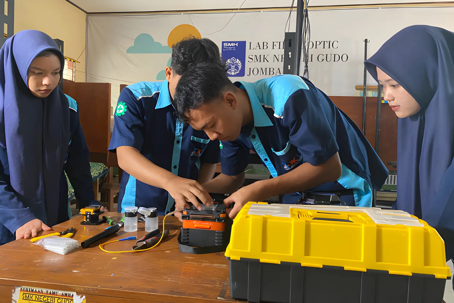 Siswa-siswi SMK sedang belajar di lab praktik