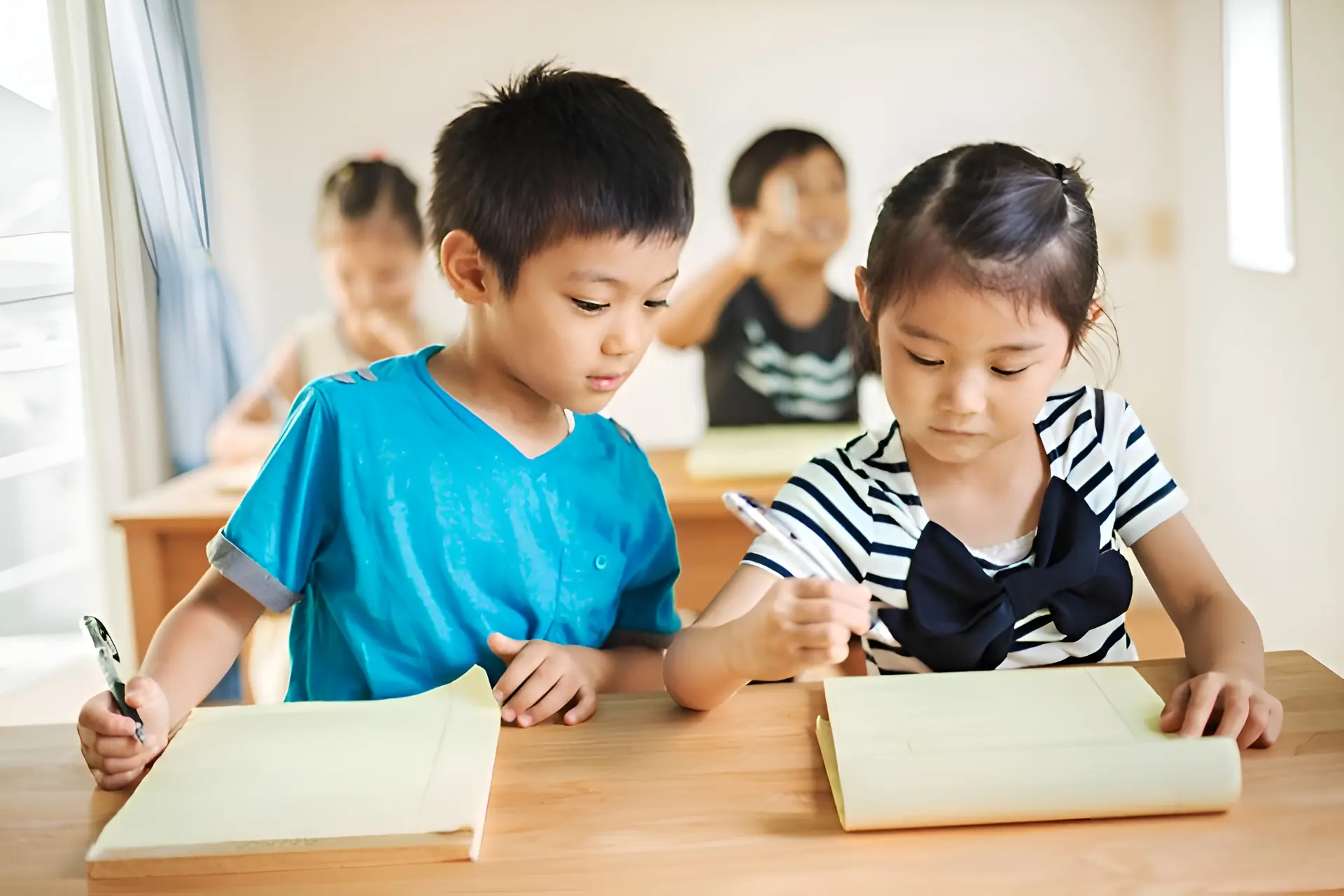 Siswa Asia sedang belajar
