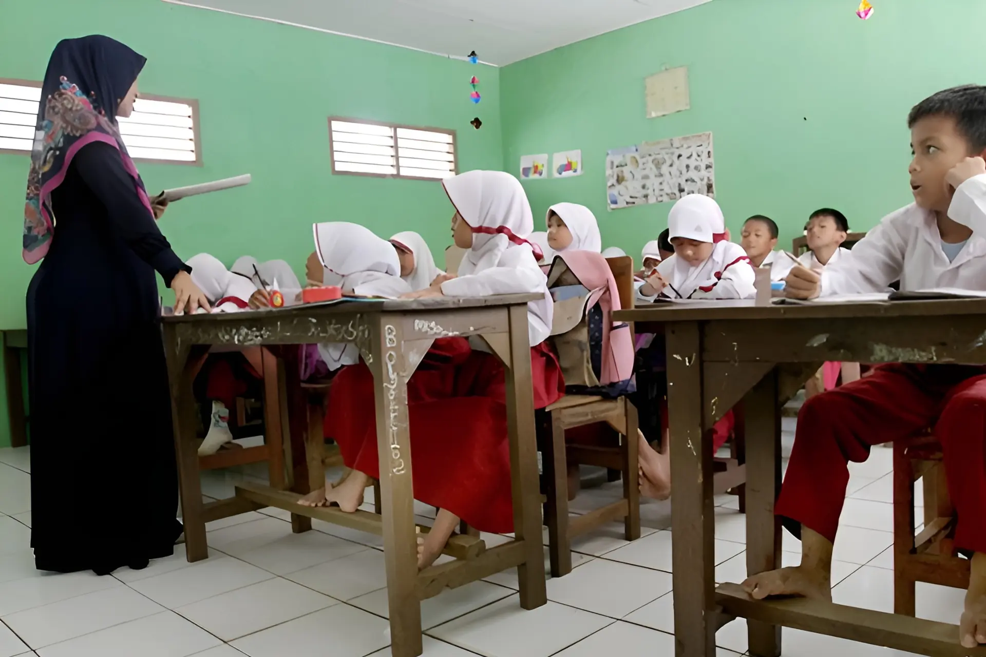 Seorang guru sedang mengajar - informasi ada sebagian guru yang belum memperoleh TPG TW 4 2025 sampai Oktober 2026
